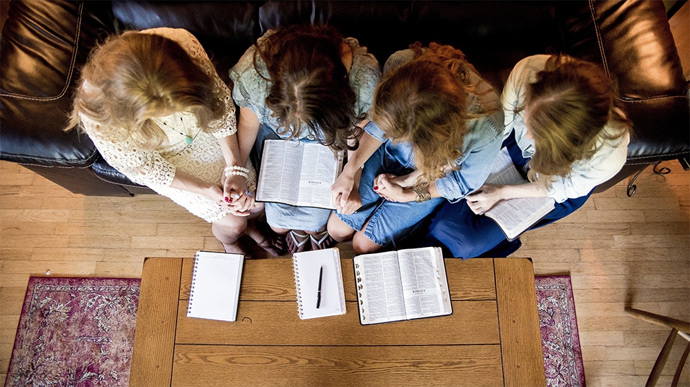 Mormon polygamous sister wives praying