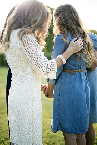 sister wives praying together