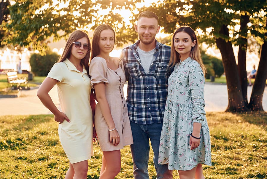 3 femmes polygames et 1 homme.