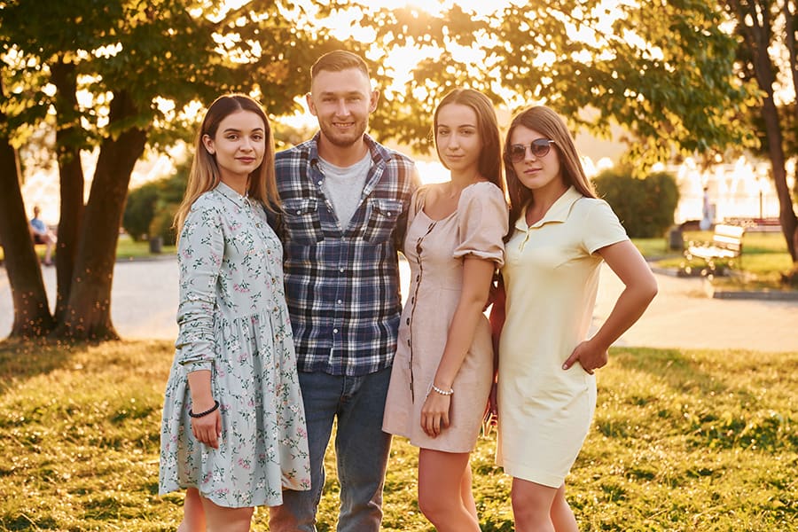 Poligám kapcsolat 3 nővel és 1 férfival.